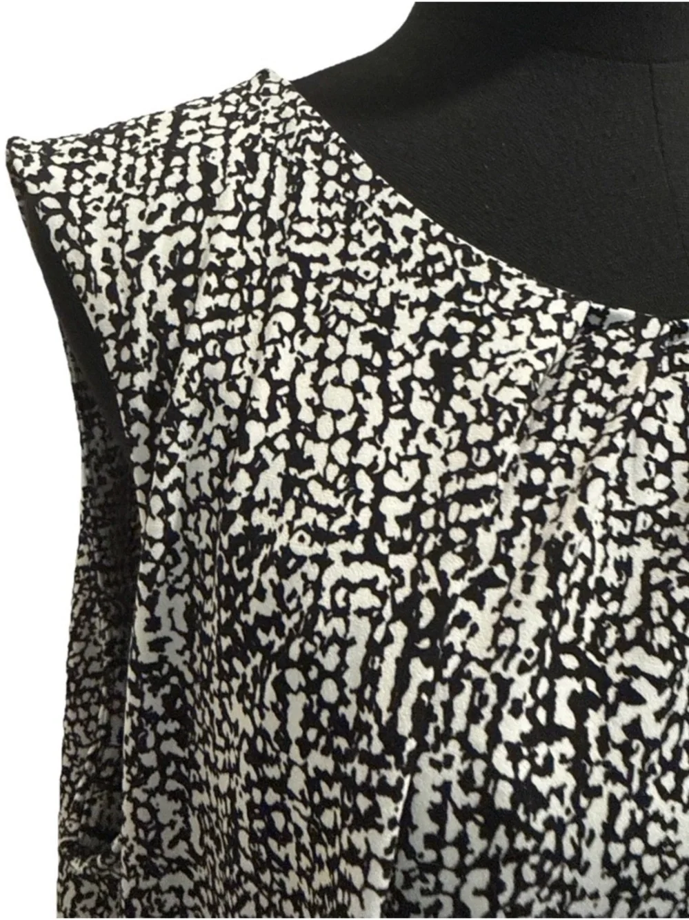 Calvin Klein Women's Sleeveless Black & White Blouse, Size 2X - Picture 7 of 14